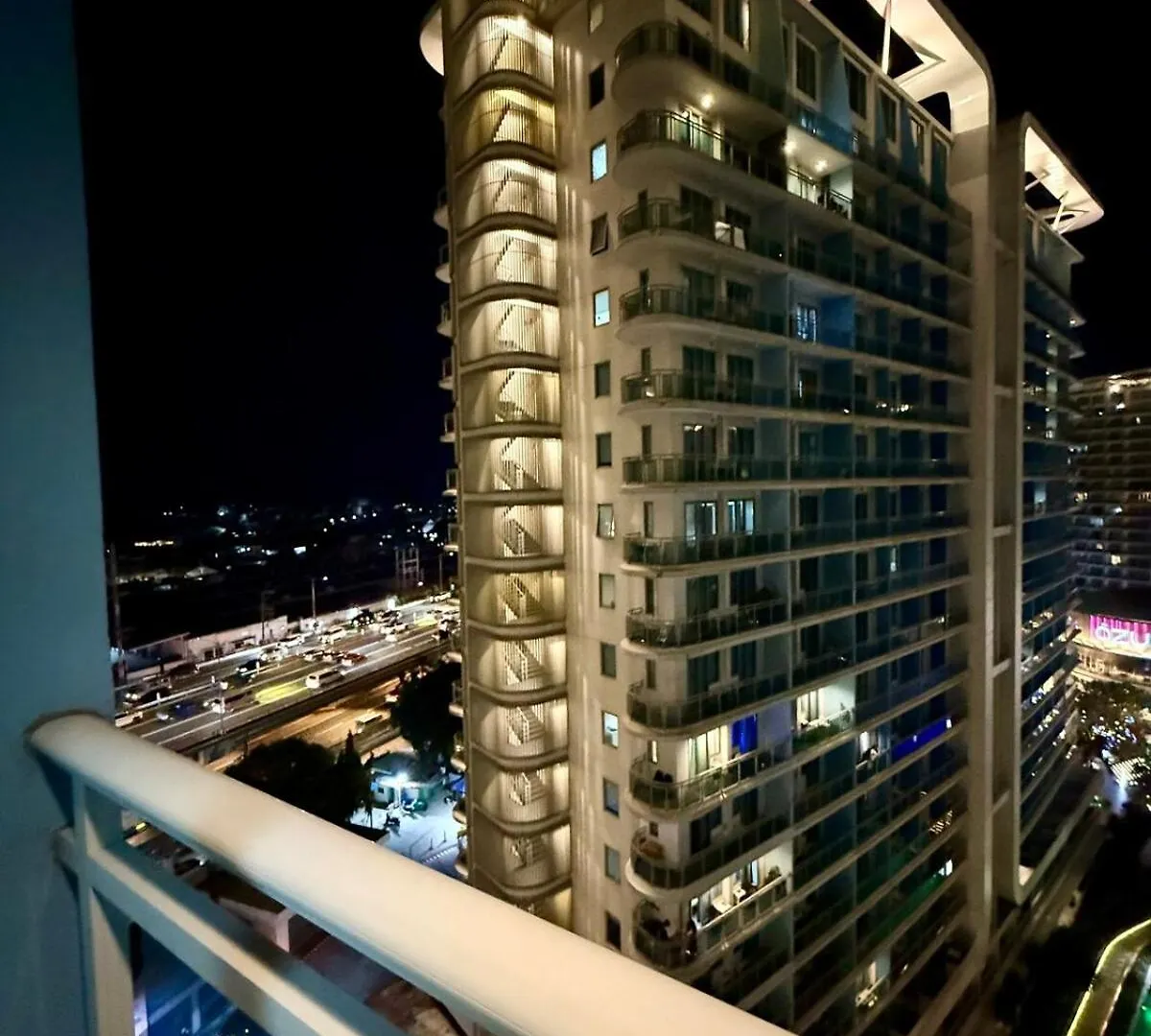 Verte Hideaway At Azure Residences - Urban Escape Manila Apartment
