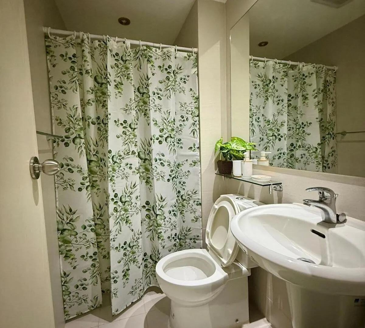 Verte Hideaway At Azure Residences - Urban Escape Manila Apartment