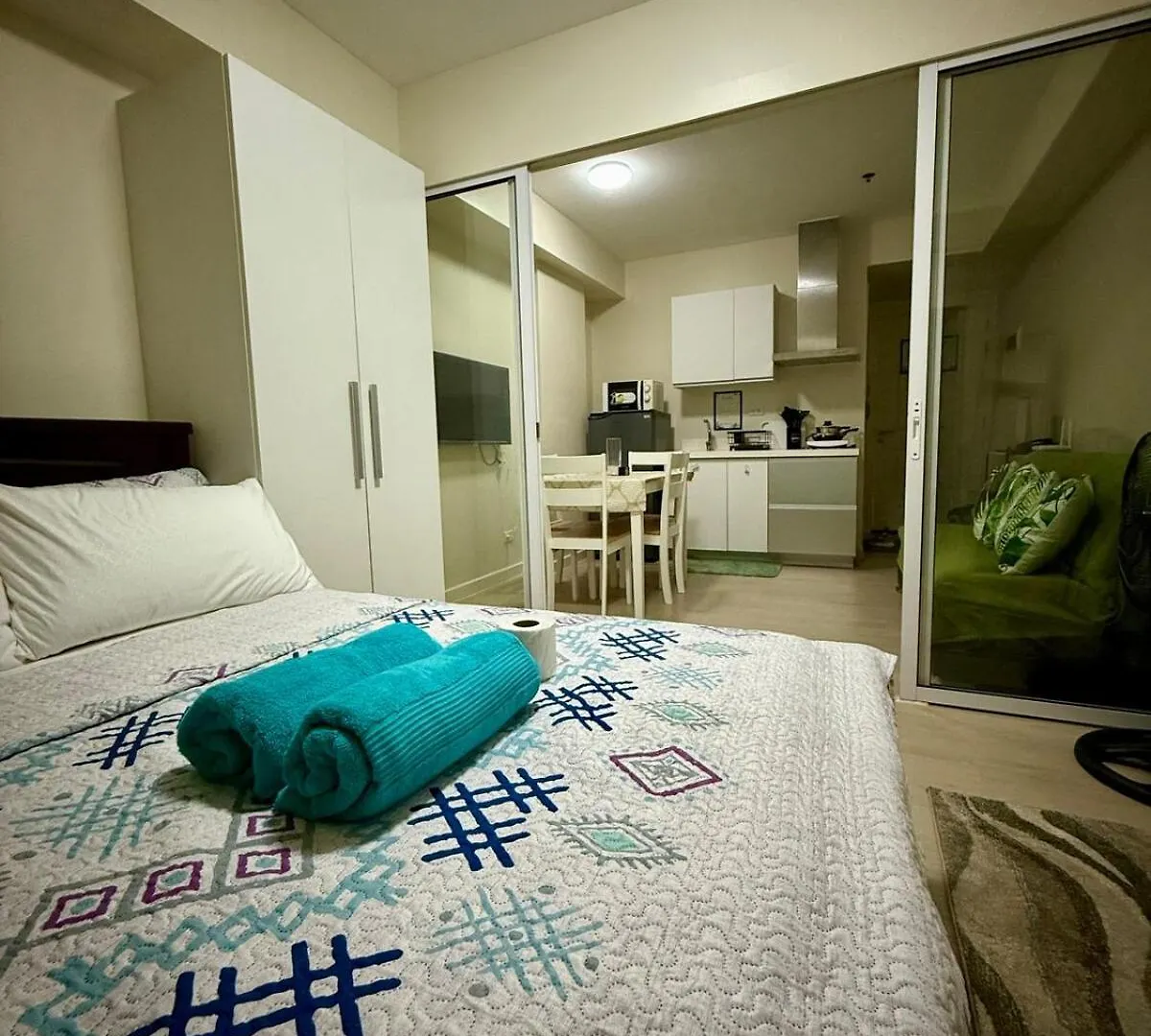 Verte Hideaway At Azure Residences - Urban Escape Manila 0*,