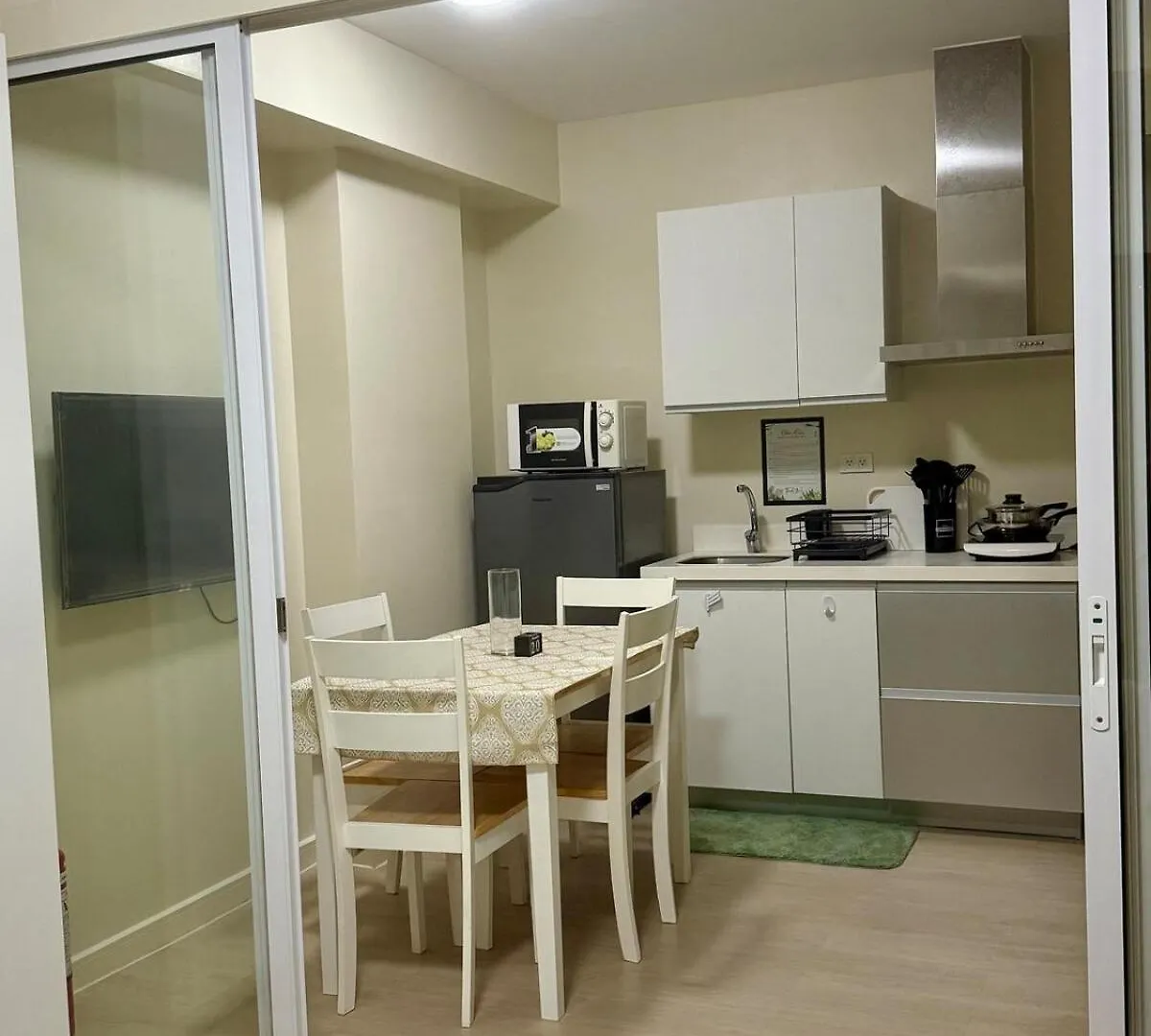 Verte Hideaway At Azure Residences - Urban Escape Manila Apartment